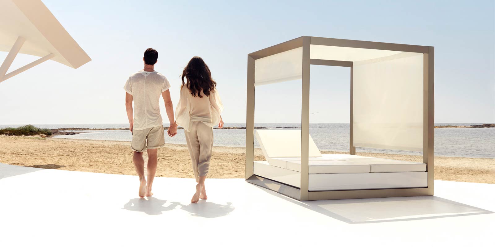 design outdoor furniture daybed canopy vela ramonestve vondom 6 Человек в футляре оригинальные дизайнерские решения для отдыха