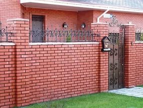 kirpichnyy zabor Высокая разница: выбираем и строим забор. Часть 2